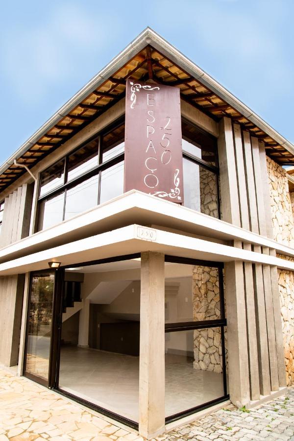 ESPAÇO 250 - Apto mobiliado, 3 quartos, sendo uma suíte, banheiro social, cozinha completa, sala de estar, ar condicionado, tv e internet Tiradentes Exterior foto